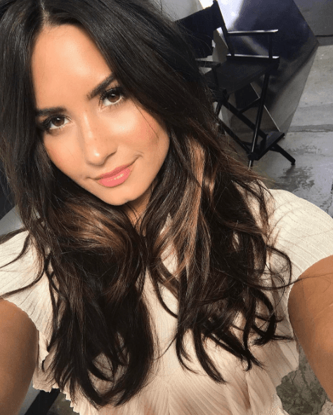 La cantante tuiteó: "¿Alguien vio un ovni o algo raro en el cielo esta noche en Los Ángeles?" Después, Demi le reveló a la prensa que había visto una nave espacial: "Fue muy loco. Parecía una estrella fugaz muy lenta. Fueron unos cinco segundos, y desapareció".