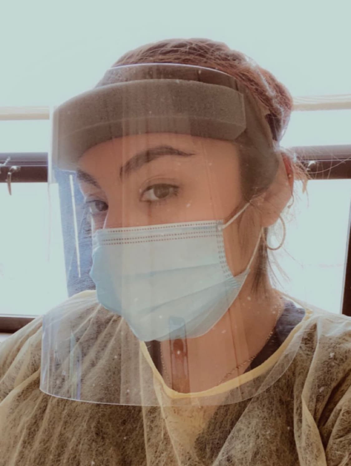 Natalie Laureano es asistente de enfermera certificada en el asilo y centro de rehabilitación California Gardens en Chicago. Ella atiende a residentes con covid-19.