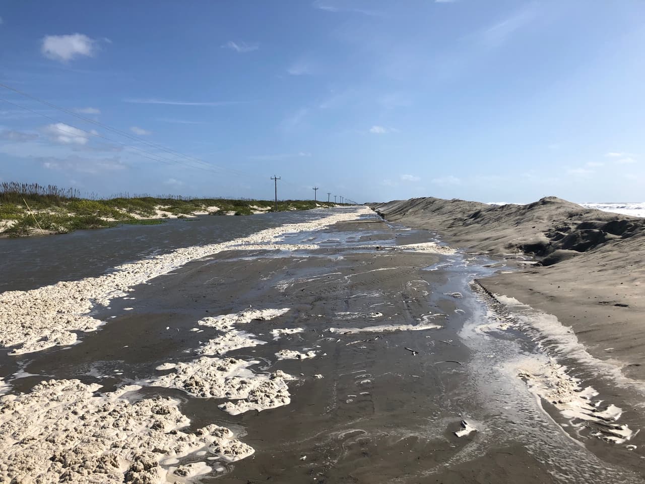 La crecida de la marea cerró el fin de semana varios tramos de la carretera NC12, una de las principales arterias viales que conecta a las islas de Outer Banks.