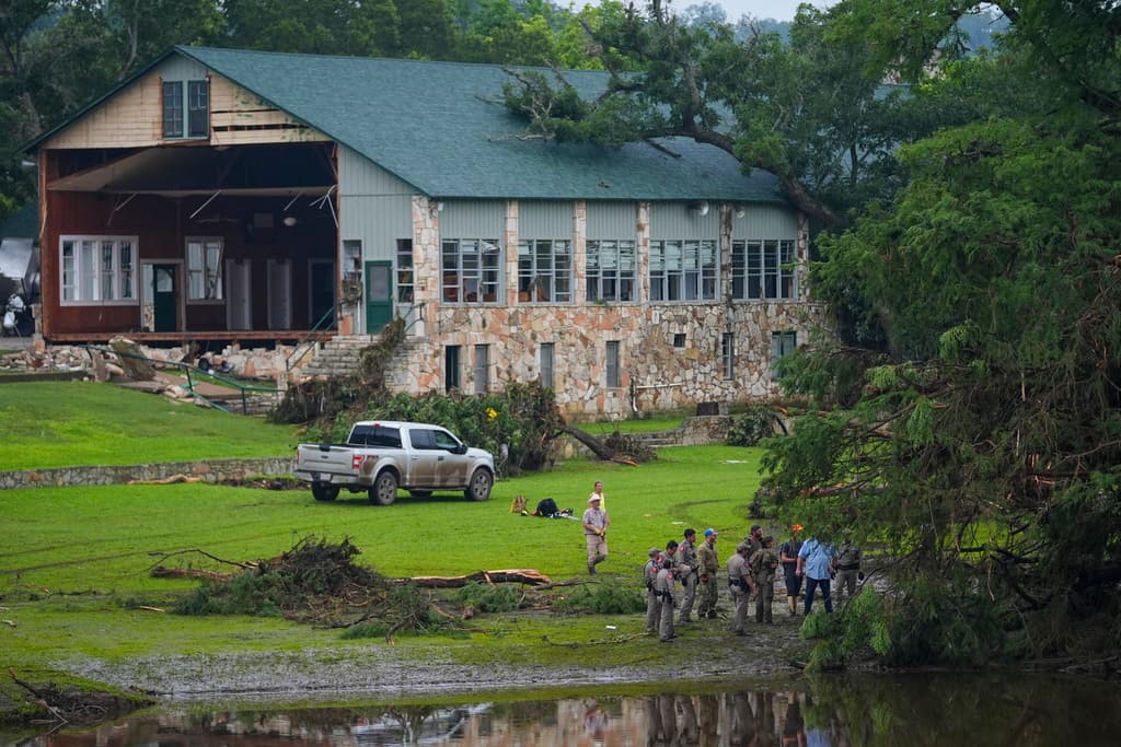 En el caso de Camp Mystic, donde 
<b>los padres pagaron cerca de $4,300 por casi un mes de diversión para sus hijas</b>, inicialmente la cifra de desaparecidas era de 27.