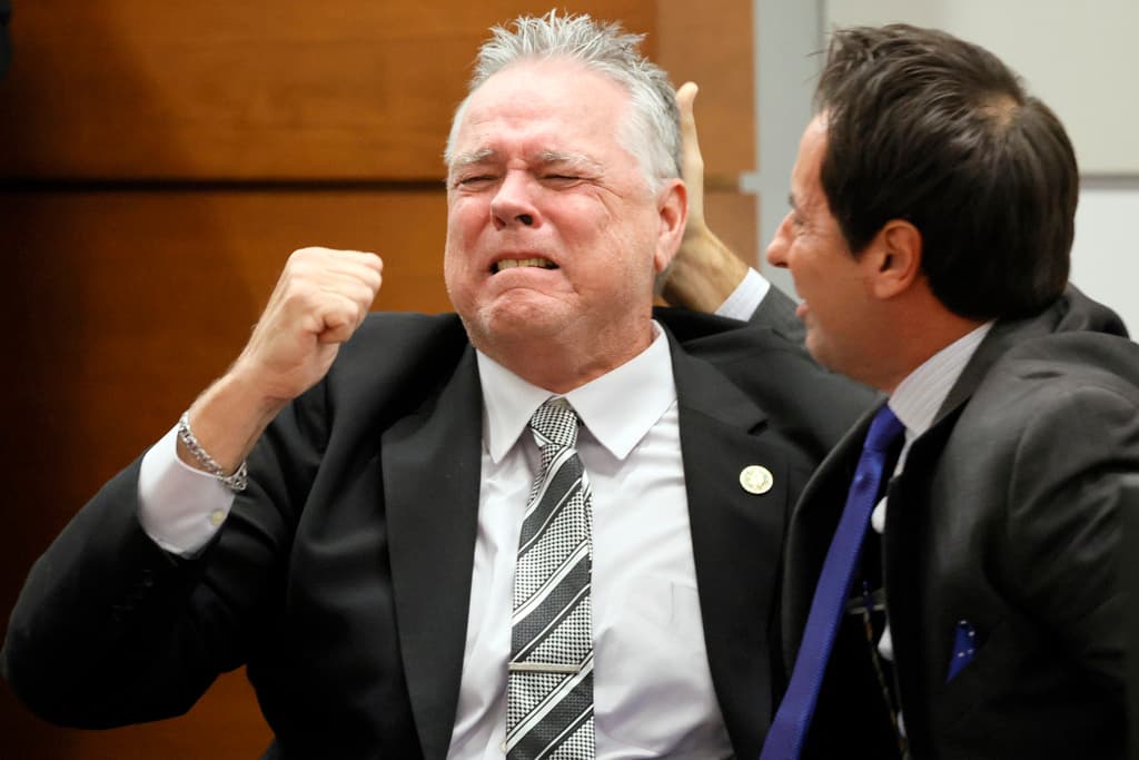 Scot Peterson, el exoficial escolar acusado de no actuar durante el tiroteo de Parkland, es declarado no culpable