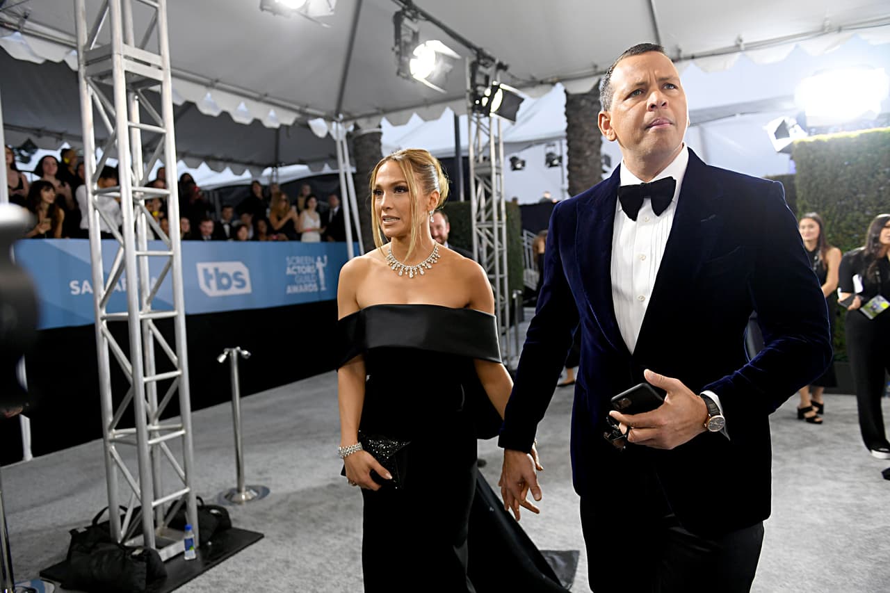No obstante, ARod voló a República Dominicana para ver a JLo con un ramo de rosas.
<br>