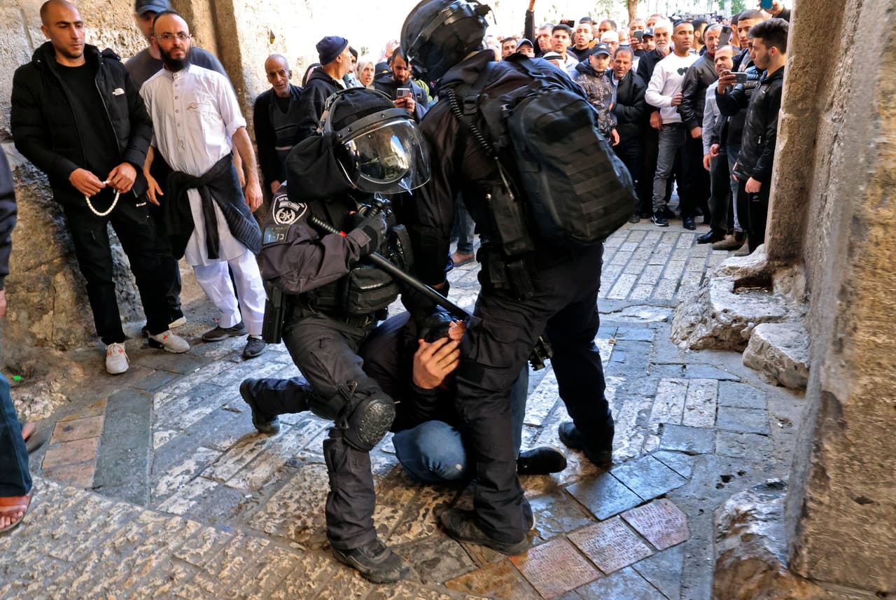 Hacia las 04:00 de la mañana locales, "decenas de jóvenes alborotadores encapuchados" algunos blandiendo la bandera del movimiento islamista Hamas, "iniciaron una procesión" por la Explanada de las Mezquitas y lanzaron piedras contra el Muro de las Lamentaciones, indicó la policía israelí.