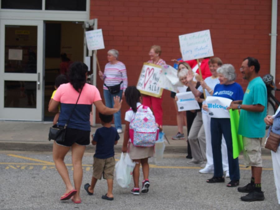 Primer día de colegio en Memphis: inmigrantes son recibidos como estrellas de rock para quitarles el miedo