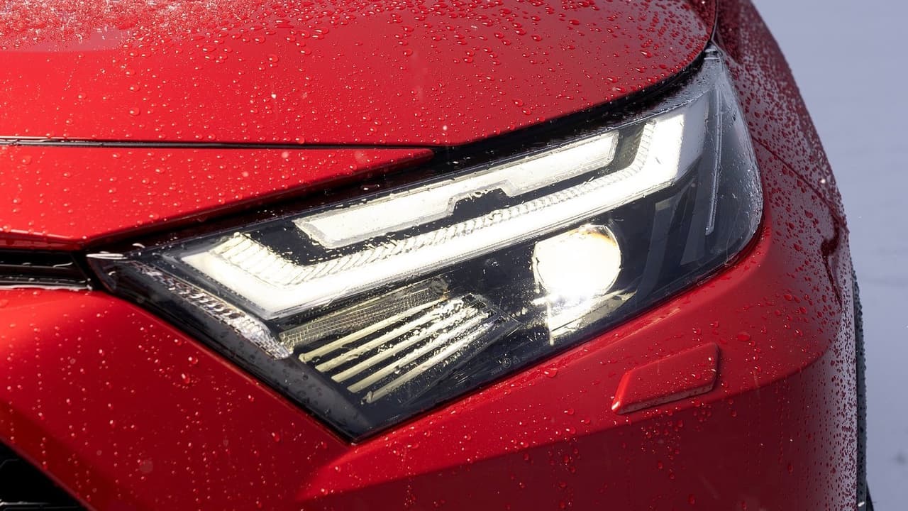 Qué es el 'hackeo de faros' que permite a los ladrones robar tu auto nuevo a través de sus luces delanteras