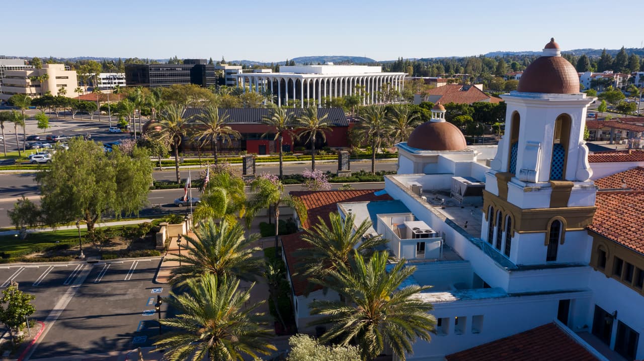 <h3 class="cms-H3-H3">6. Laguna Woods, California</h3>
<br>
<br>📖 
<b>Media de edad: </b>75.3 años.
<br>
<br>📖 
<b>Población que asiste a la universidad:</b> 1.9%
<br>
<br>📖 
<b>Población menor de 18 años:</b> 0.3%
<br>
<br>📖 
<b>Población mayor de 65 años:</b> 82.3%
<br>
<br>📖 
<b>Población: </b>16,056 habitantes. 
<br>