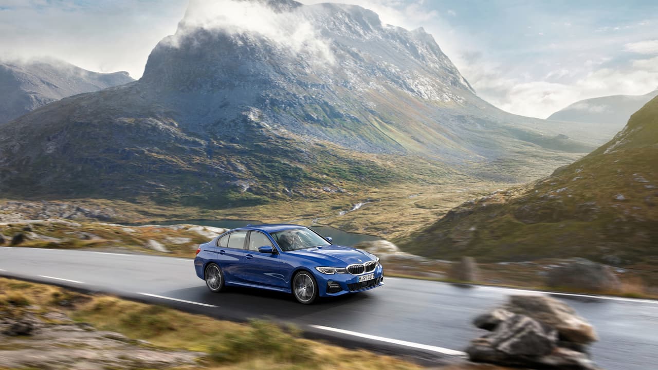 La conectividad inteligente con que cuenta el nuevo BMW Serie-3 permite que 
<b>la transmisión adapte su estrategia</b> de cambios a las condiciones de la vía. Cuando se dispone del sistema de navegación opcional esta caja de cambios utiliza los datos provistos por el sistema, así como por los sensores del vehículo.