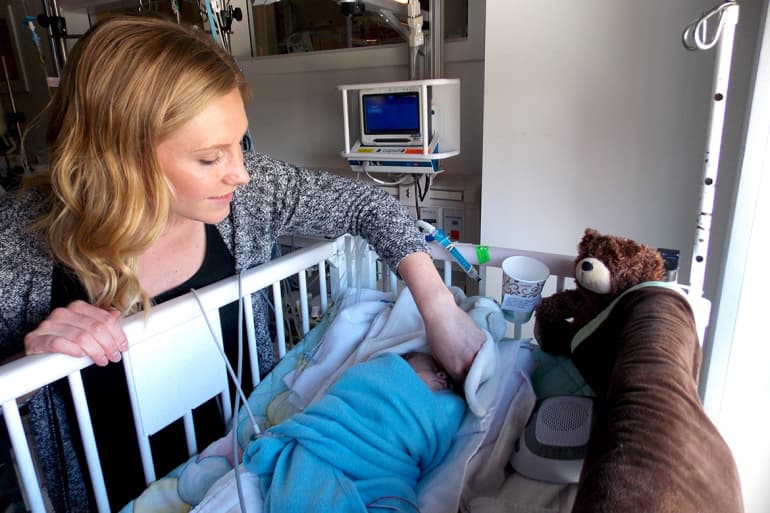 Madres como Brittney Scott quedaron un poco desconcertadas al ver que los doctores se negaban a darles la mano, pero al comprender el motivo apoyaron la medida.