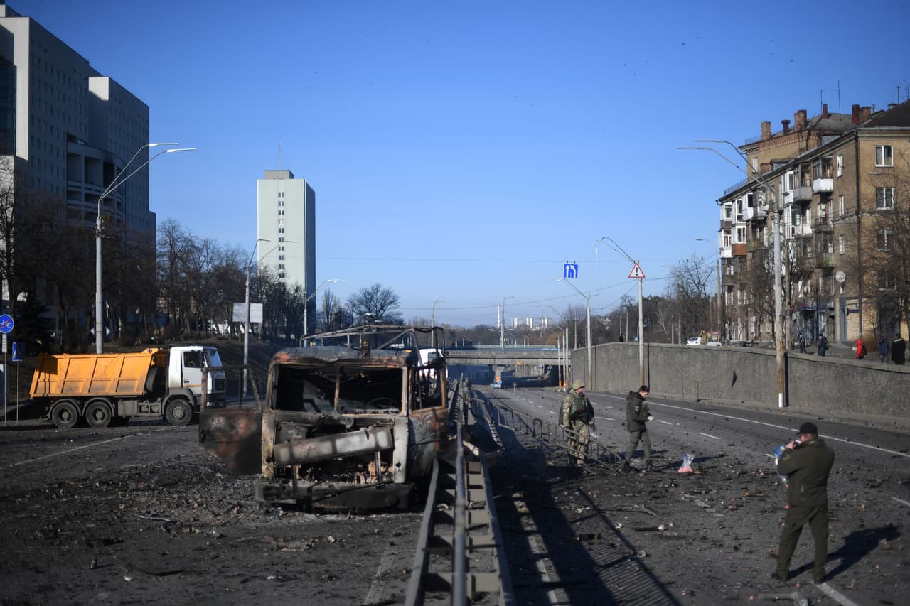 Moscú quiere hacerse con el control de la capital y deponer el gobierno de Zelensky, pero todavía las tropas del Kremlin no han conseguido avanzar y las fuerzas militares ucranianas siguen controlando Kiev.