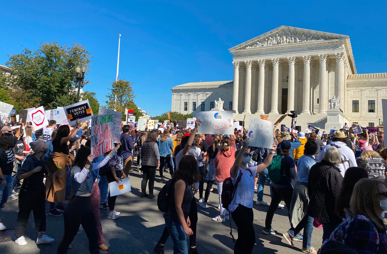 La nominación de una nueva jueza a la Corte Suprema de Justicia de EEUU antes de las elecciones y la importancia del voto estuvieron en el centro de una nueva
<b> Marcha de las Mujeres,</b> con manifestaciones convocadas en múltiples ciudades del país, en las que se rechazó al presidente y su nominada al máximo tribunal. Por su parte, un grupo de seguidores de Trump se presentó en el máximo tribunal para mostrarle su apoyo.