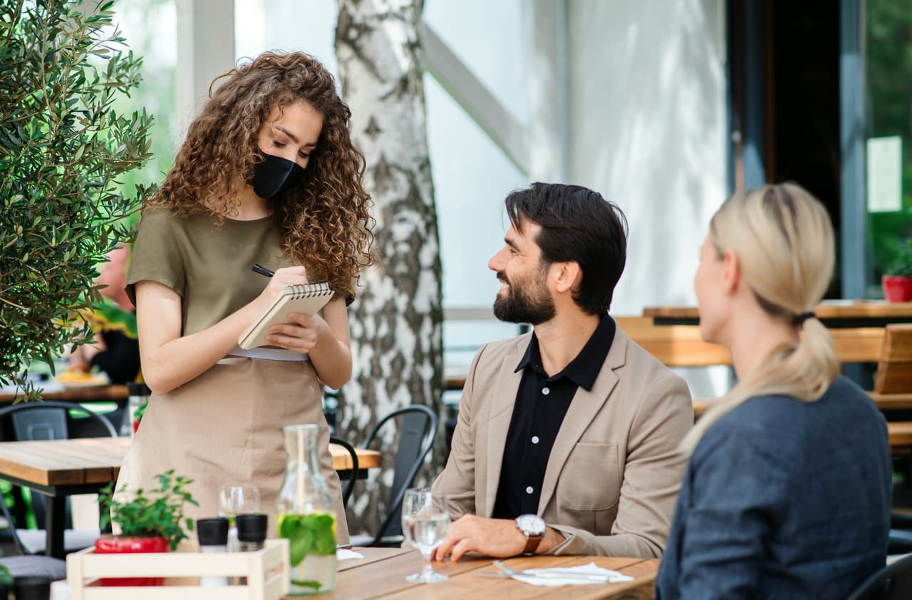 <b>Puesto 7. Meseros.</b>
<br>
<br>Salario anual promedio: 26,728 dólares.
<br>
<br>Número total de trabajadores en 2020: 600,000.
<br>
<br>Proyección del cambio en la cantidad de personas en este empleo de 2019 a 2029: +3.7%.
<br>
<br>Empleados en este oficio con licenciatura universitaria: 16.2%.
<br>
<br>Casi una cuarta parte de los trabajadores del servicio de alimentos, como meseros, informaron que perdieron el trabajo debido a la pandemia.
<br>