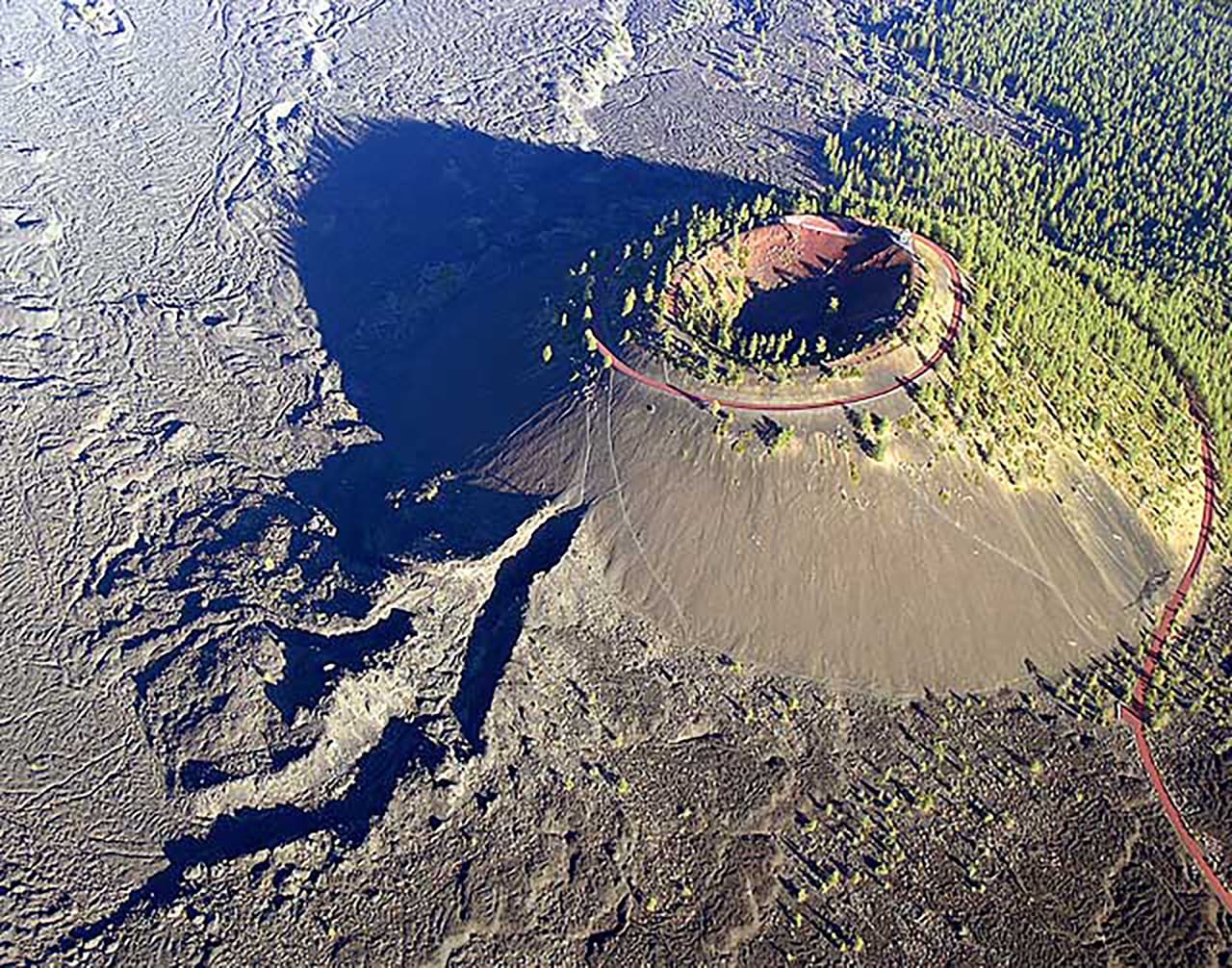 <b>Puesto 13: Volcán Newberry, Oregon. Índice de amenaza general: 146.</b> Ubicado en la Cordillera de las Cascadas, Newberry, es un gran volcán en forma de escudo. En su pico hay dos calderas que albergan dos lagos: Paulina y el lago Este. Ha permanecido inactivo cientos de años.