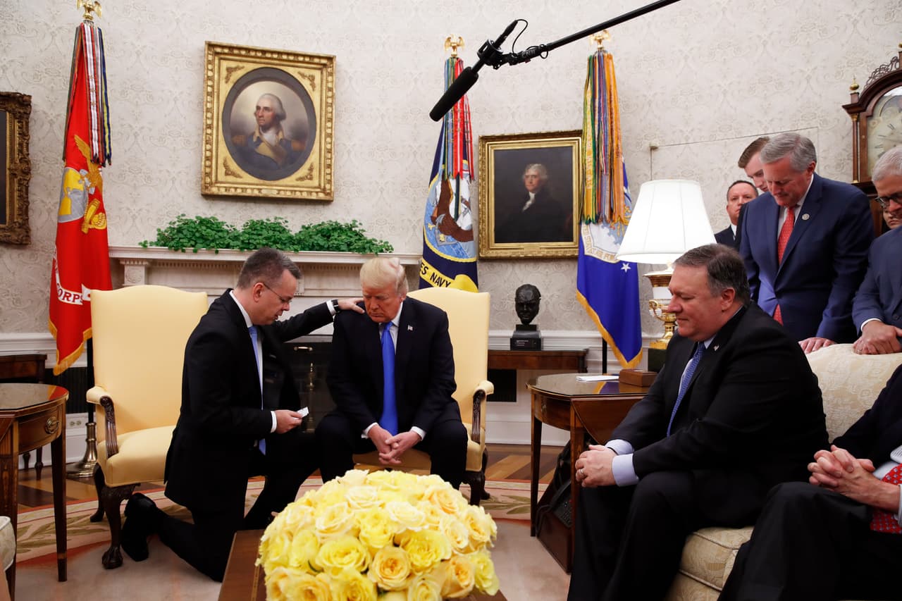 El momento en el que el pastor se arrodilló para orar por Trump y pedirle a Dios "sabiduría sobrenatural" para él.
