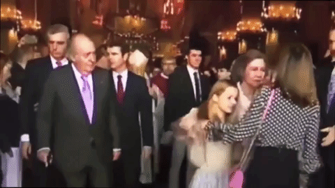 Durante la misa de Pascua 2018, la familia real española protagonizó uno de los momentos más incómodos en su historia. Resulta que al salir del templo católico, la reina emérita Sofía quiso posar ante las cámaras de los medios al lado de sus dos nietas; sin embargo no contaba con que la reina Letizia se opondría e intentaría frustrar el momento. Ante la mirada atónita del rey emérito Juan Carlos y el rey Felipe, la princesa Leonor manoteaba violentamente a su abuela.