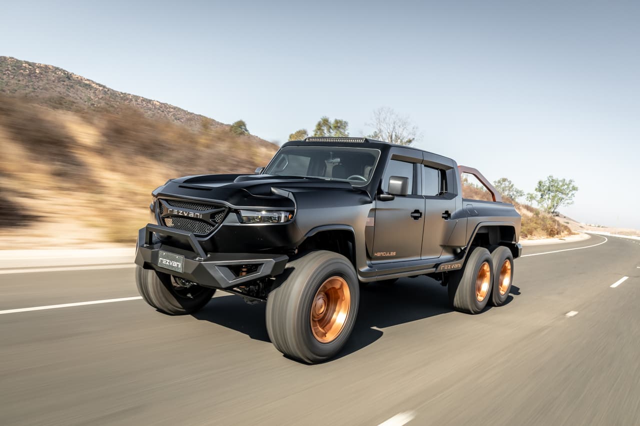 La versión más radical del Hércules es blindada y cuenta con una versión modificada del motor de 7 litros supercargado del Dodge Challenger Demon capaz de producir hasta 1,300 HP y 989 lb-pie.