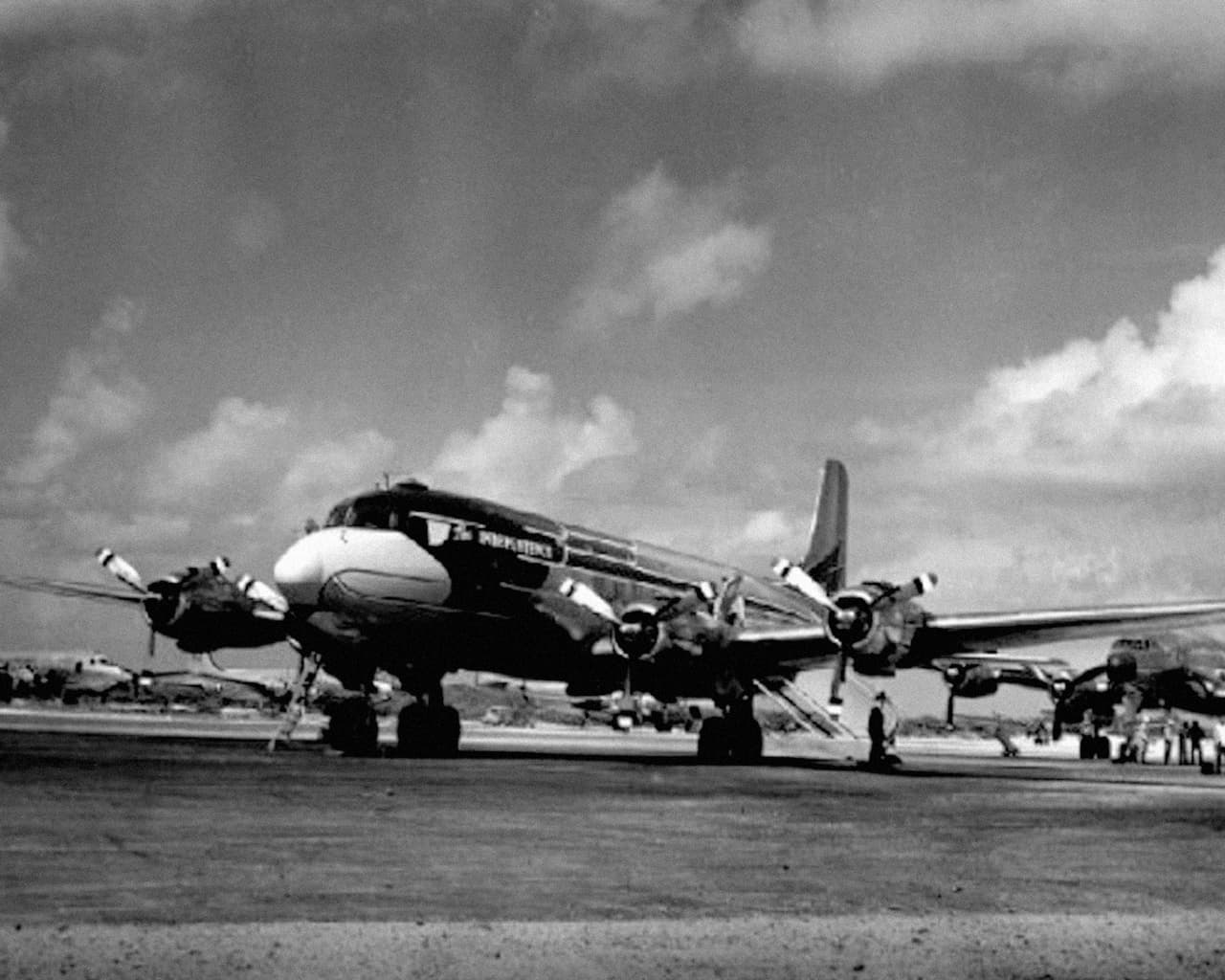 <b>Independencia.</b> Después de la muerte de Roosevelt en la primavera de 1945, el entonces vicepresidente Harry S. Truman se convirtió en jefe de Estado. Truman reemplazó el C-54 Skymaster por una modificación del C-118 Liftmaster y lo llamó 
<i>Independence</i> 
<i>(Independencia).</i>