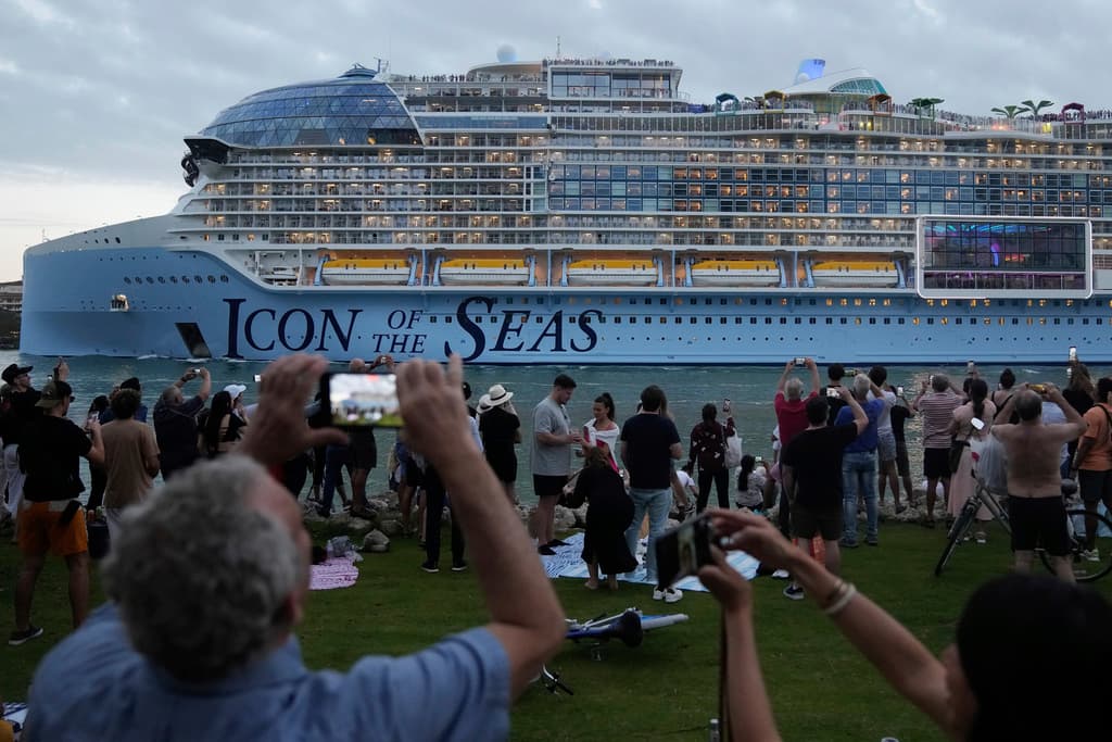 Con un peso de hasta cinco Titanic, el crucero cuenta con 20 pisos, un parque acuático, una cortina de agua de 55 pies y un simulador de surf. 
<br>