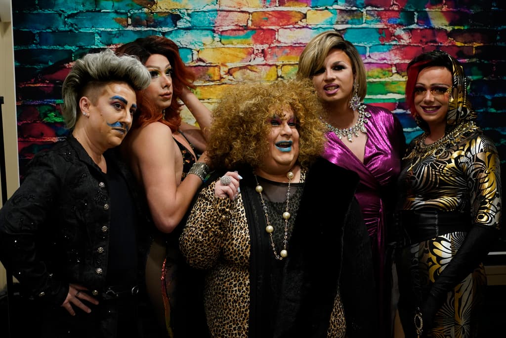 La familia Daniels actúa en una zona que votó mayoritariamente por Donald Trump. De izquierda a derecha, Xander Valentine, alias Gwen Bobbie; Harpy Daniels, alias Joshua Kelley; Alexus Daniels, Tequila Daniels, alias Tony Nahodil, y Trixy Valentine, alias Jacob Kelley.