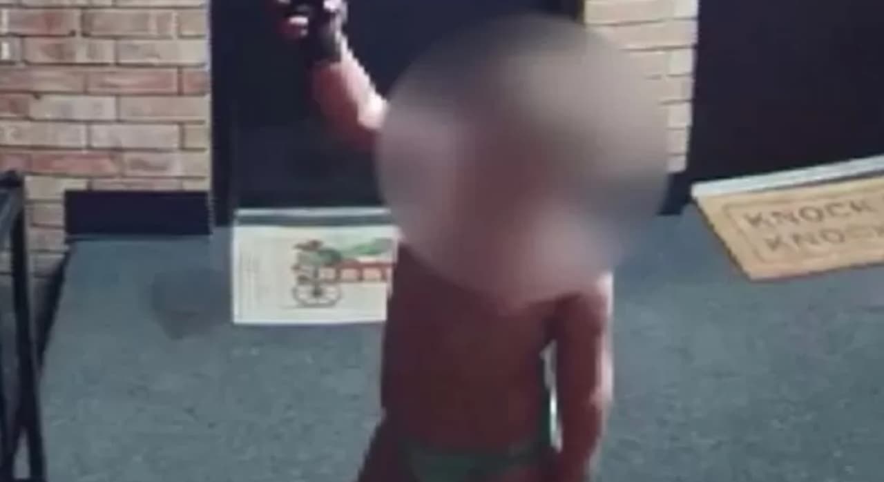 Cámara de seguridad capta niño de 4 años con arma en mano en Indiana