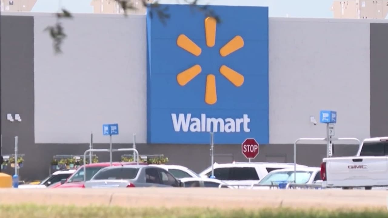 Hallan a bebé en una bolsa de basura en un Walmart: la madre denuncia que fue violada por su padre