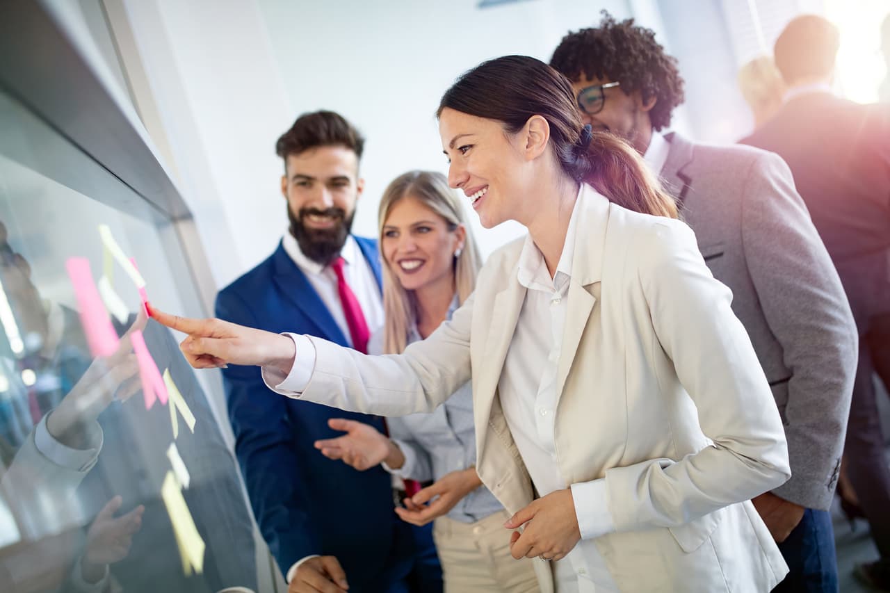 <b>Puesto 24. Gerente de Mercadeo</b>
<br>
<br>Industria: ventas y márketing
<br>
<br>Salario anual promedio: 142,170 dólares
<br>
<br>Tasa de desempleo: 4.7%
<br>
<br>Proyección del crecimiento para 2030: 10% (29,400 nuevos trabajos)
<br>
<br>Para ejercer este trabajo normalmente se requiere una licenciatura en un campo comercial o de comunicaciones. La información de este análisis proviene de las publicaciones más recientes de la Oficina de Estadísticas Laborales de Estados Unidos.