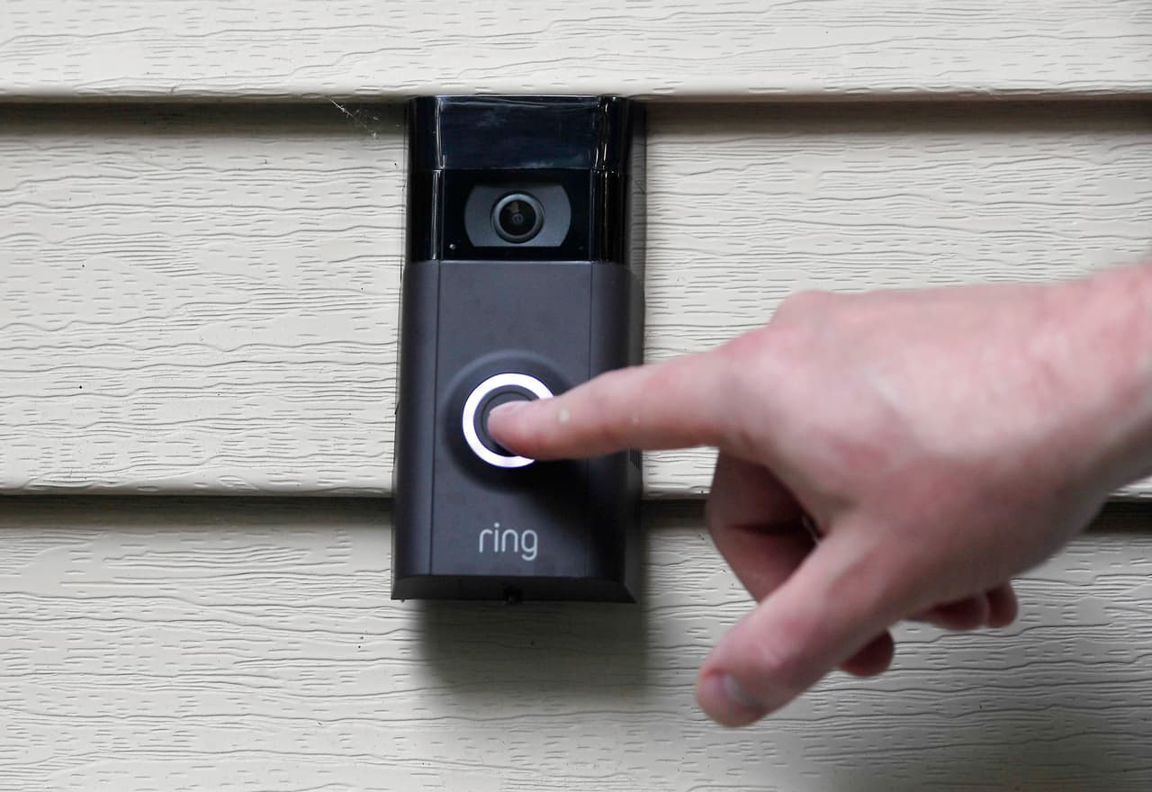<b>El timbre con video, una fusión práctica y genial</b>
<br>
<br>El inventor Jamie Siminoff tuvo la idea de 
<a href="https://ring.com/about"><u>combinar una cámara de seguridad con un timbre intercomunicador</u></a> y en 2013 fue a buscar financiamiento para su proyecto en 
<a href="https://qz.com/1217898/watch-shark-tank-judges-reject-jamie-siminoffs-idea-for-ring-that-amazon-just-spent-1-billion-on/"><u>el programa de televisión ‘Shark Tank’</u></a>, pero fue rechazado. Cinco años después Amazon compró por mil millones de dólares su empresa, ahora llamada Ring.
<br>
<br>La cámara/timbre conectada al internet de la casa comienza a grabar automáticamente cuando se activan sus sensores de movimiento y un intercomunicador bidireccional permite a los propietarios hablar con la persona en la puerta a través de una aplicación. 
<br>
<br>Según Inc.com, 
<a href="https://www.inc.com/kevin-j-ryan/greatest-inventions-decade-2010-2019.html"><u>la policía de Los Ángeles ha dicho que registra 50% menos robos cuando hay dispositivos Ring instalados</u></a> y “activistas y legisladores han pedido a Amazon que revele más sobre el tipo de información recolectada por estos aparatos a la podrían acceder las autoridades”.