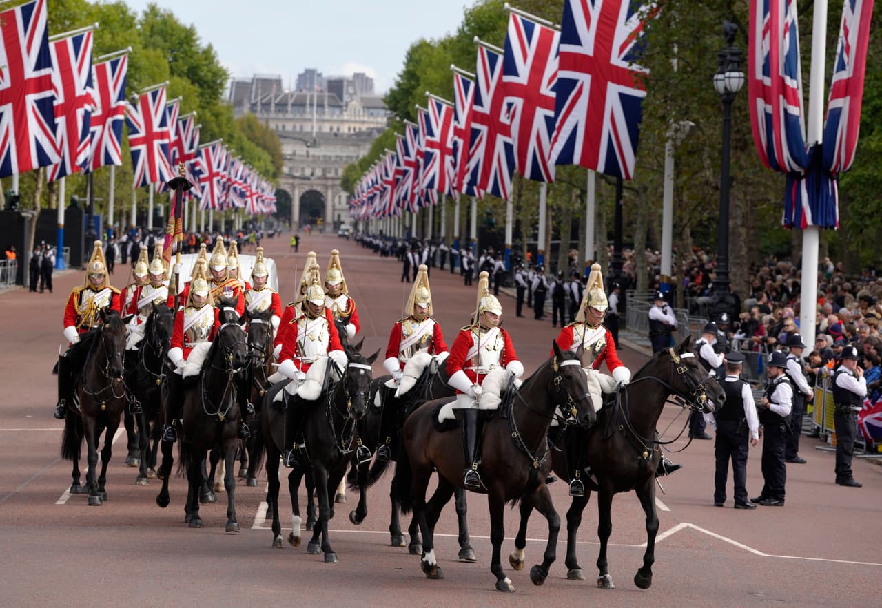 La Guardia Montada sigue la procesión del ataúd de la reina Isabel II hacia Westminster Hall, donde los restos de la monarca con el reinado más largo del Reino Unido reposarán durante cuatro días, lapso en que se permitirá al público rendir sus respetos antes de su funeral de Estado, previsto para el 19 de septiembre.