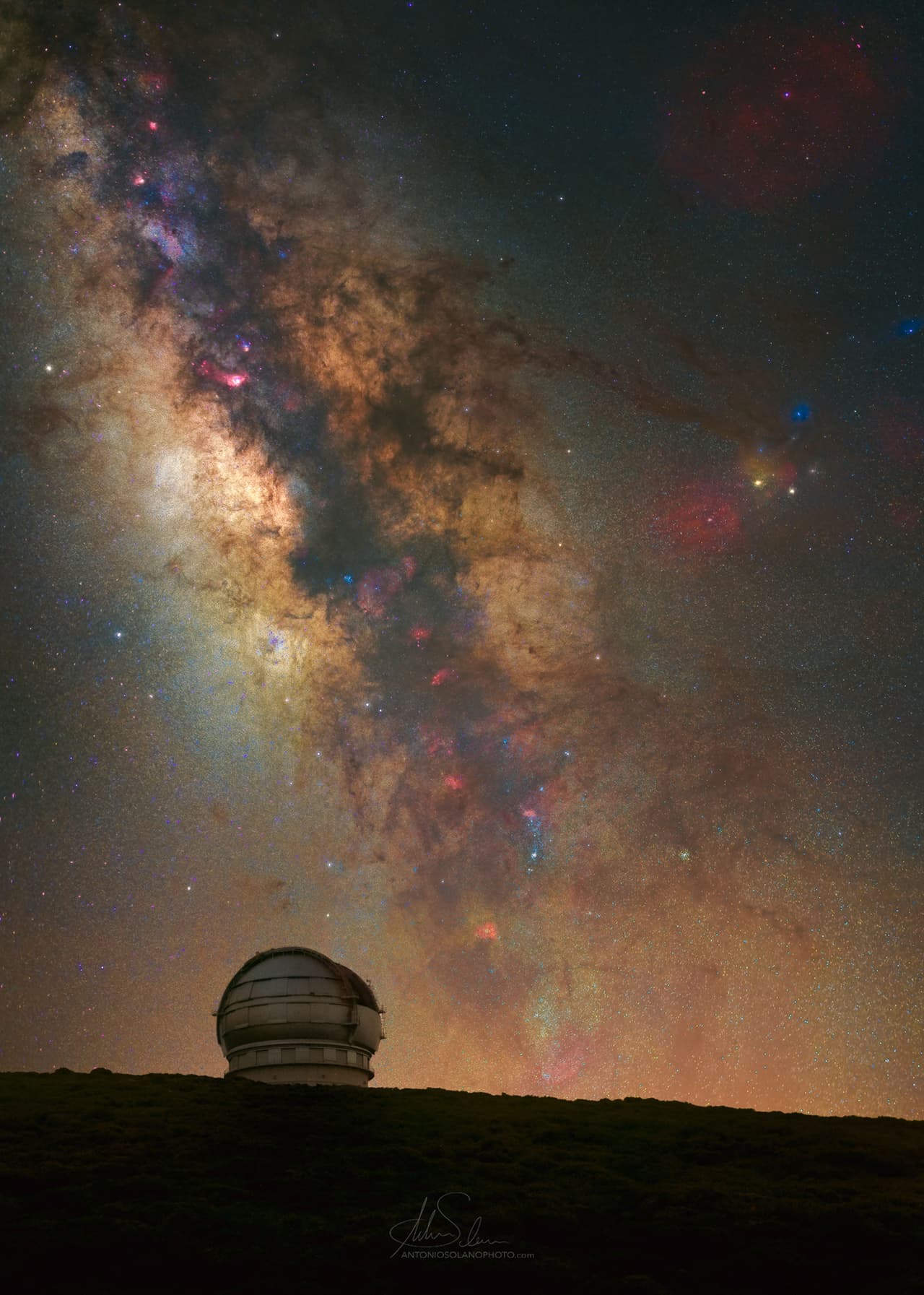 <b>‘GranTeCan’, tomada desde La Palma, Islas Canarias, España.</b>
<br>
<br>“No se puede pedir un mejor primer plano para trabajar”, dijo el autor de esta fotografía. “La noche estaba fantástica, apenas soplaba una leve brisa y no se divisaba calima en el horizonte, aunque si un poco de contaminación lumínica. Fue tomada en julio, así que tuve que esperar hasta pasada la medianoche para tener la alineación adecuada”, agregó.