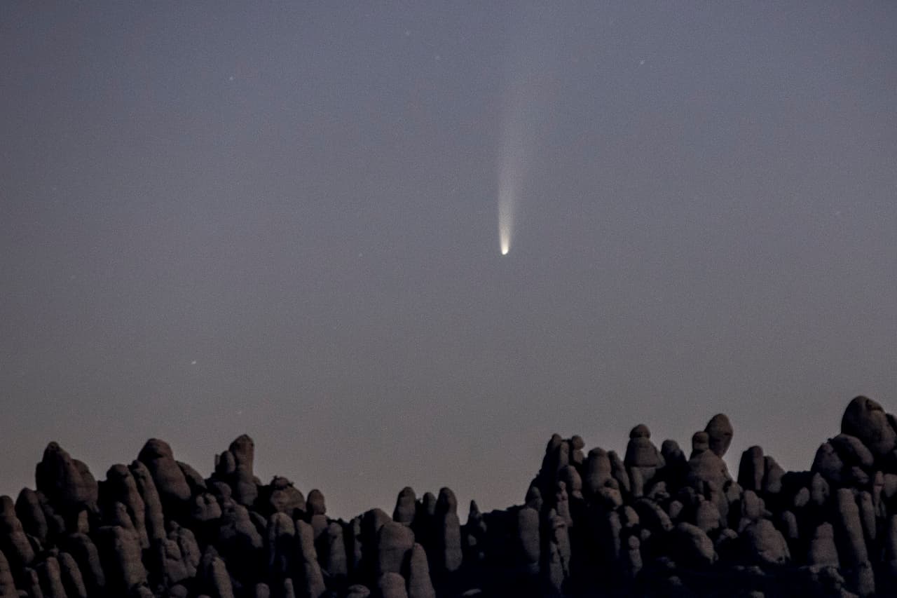 El cometa Neowise visto desde la montaña Montserrat en Barcelona, España, el 9 de mayo. Este cometa fue descubierto por científicos de la NASA el 27 de marzo. 
<br>
<br>Pasó por la órbita de Mercurio hace una semana y su proximidad al sol hizo que se quemaran polvo y gas en su superficie para crear una enorme cola de escombros.