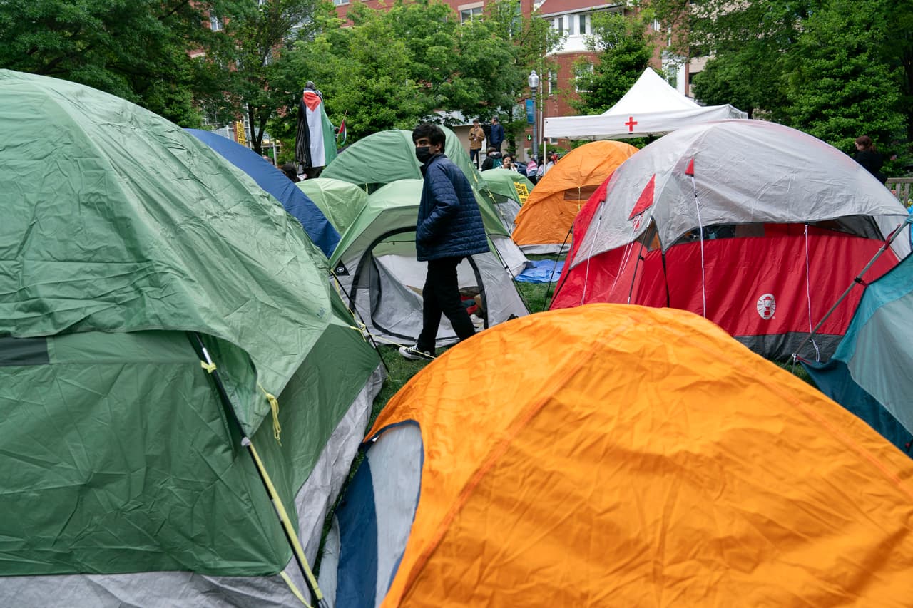 Afirma que el campamento “es un uso no autorizado del espacio universitario en este lugar, y viola varias políticas universitarias”.