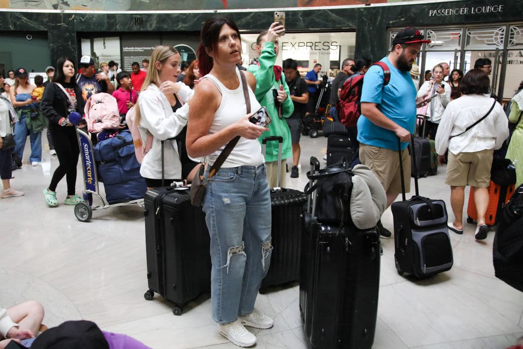 Las horas de llegada, conexiones con otros aeropuertos, citas y cualquier otro plan, quedó alterado. Algunos pasajeros tuvieron que esperar cerca de 5 horas para poder subir al avión.