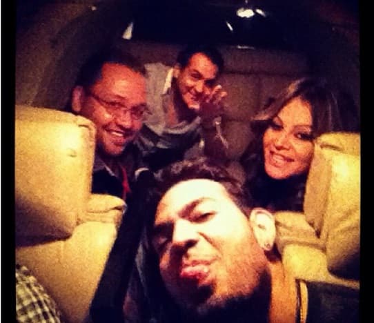 Antes de volar, Jacob Yebalé, entonces maquillista de Jenni, subió a sus redes sociales esta imagen en donde se observa a parte de los tripulantes. La lista de fallecidos sumó siete personas: Jenni Rivera, Arturo Rivera, Jacob Yebalé, Mario Macías, Jorge Sánchez y los pilotos Miguel Pérez y Alessandro Torres.