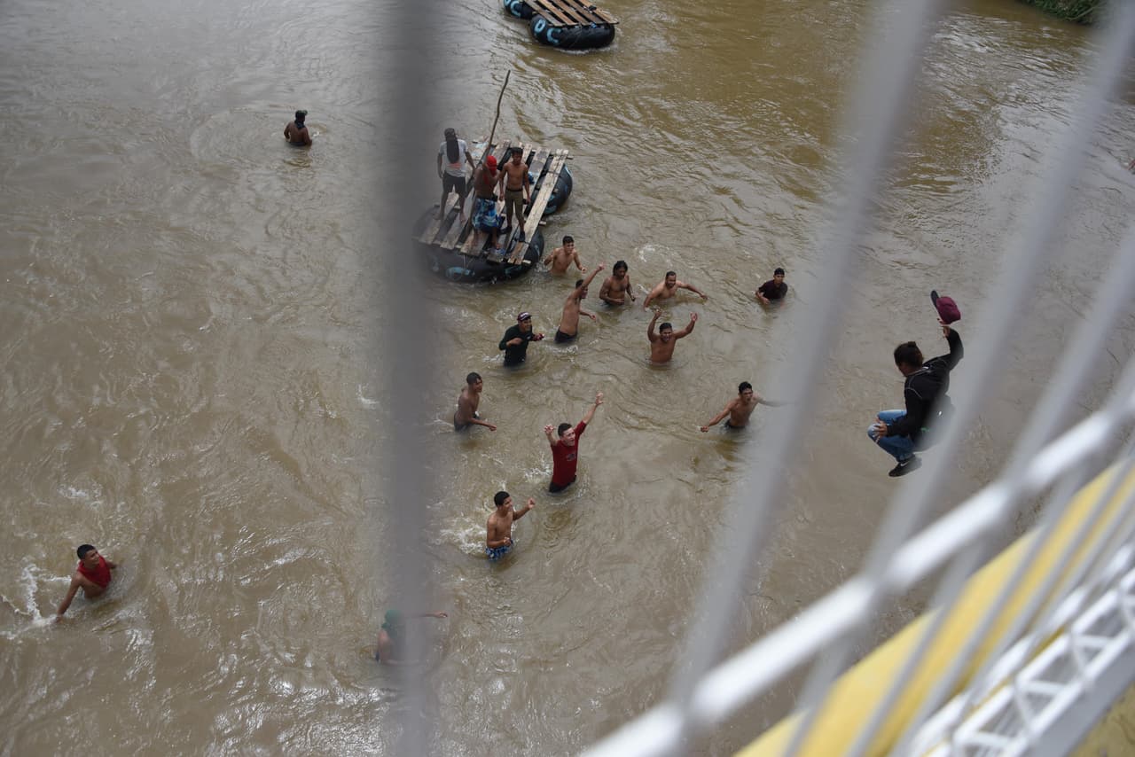 Unos atravesaron el río nadando, otros en pequeñas balsas.