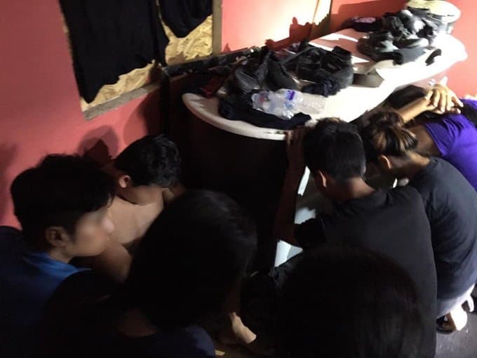 En el interior de la vivienda estaban 43 inmigrantes originarios de México, Guatemala, Honduras y Ecuador. “Todos se encontraron en buen estado de salud y fueron arrestados en espera de la investigación”, indicó la Oficina de Aduanas y Control Fronterizo (CBP) en un comunicado.
