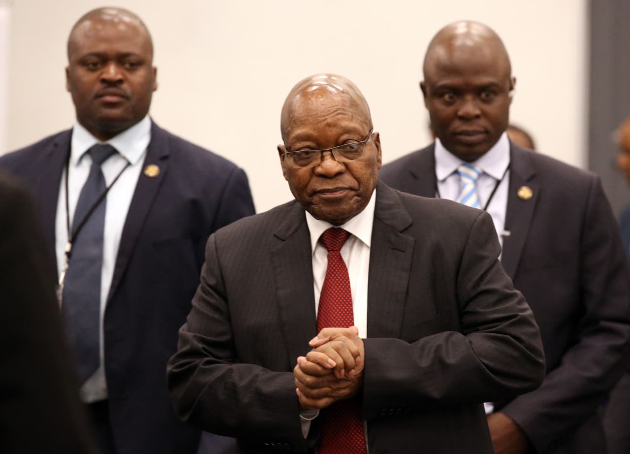 El expresidente sudafricano Jacob Zuma (al centro).