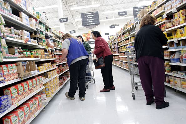 <b><a href="https://corporate.walmart.com/newsroom/2020/03/18/latest-walmart-store-changes-to-support-associates-and-customers" target="_blank">WALMART</a>: Cada martes</b>. Las sucursales de esta empresa organizarán un horario de compras para adultos mayores de una hora todos los martes para clientes mayores de 60 años.
<br>