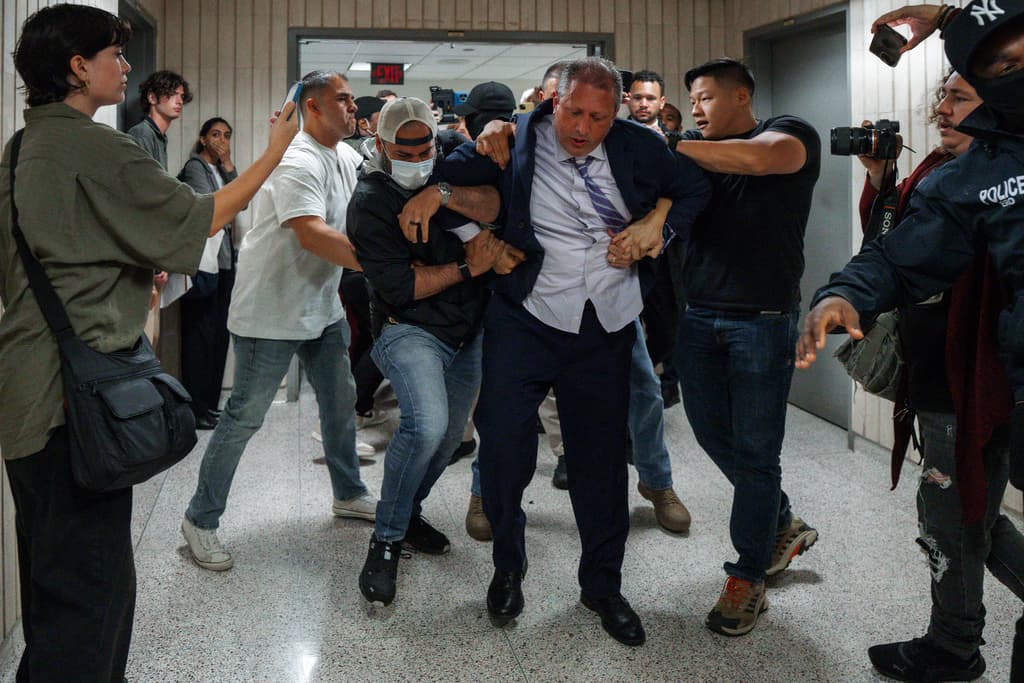 El arresto del contralor Lander a manos de agentes federales ha generado polémica luego de que un episodio similar fue arrestado y esposado el senador Alex Padilla en California tras confrontar a la secretaria de Seguridad Nacional Kristi Noem.