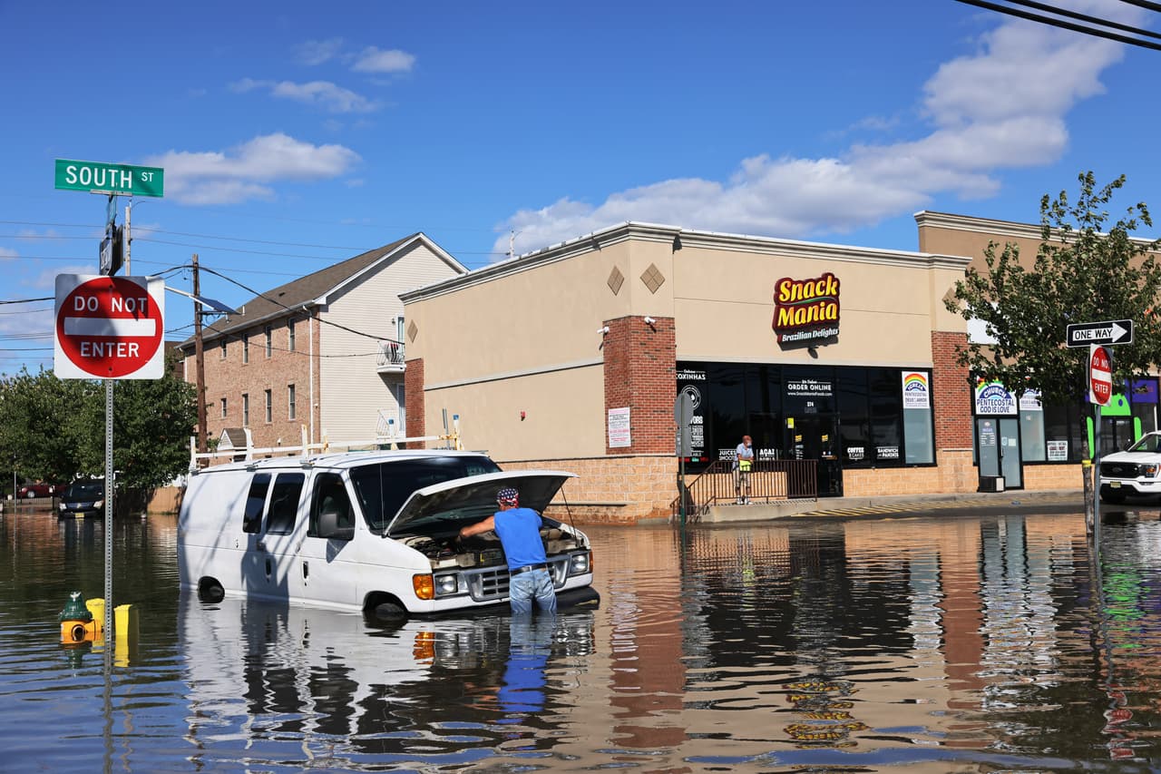 Las 
<a href="https://www.univision.com/noticias/edicion-digital/necesitamos-ayuda-hispanos-afectados-por-las-inundaciones-en-nueva-york-y-nueva-jersey-envian-mensaje-a-biden-video">históricas inundaciones ocurridas</a> en la ciudad de Nueva York y Nueva Jersey durante el paso de Ida, prendieron las alertas sobre cómo el 
<a href="https://www.univision.com/local/nueva-york-wxtv/no-tenemos-mas-tiempo-biden-advierte-sobre-el-cambio-climatico-durante-su-visita-a-nueva-jersey-y-nueva-york-41">tiempo severo en nuestra área debe ser manejado</a>. Prever y educarse sobre este tipo de emergencias es crucial para salvar vidas. Estos son algunos consejos que pudieran servirte para saber qué hacer antes, durante y después de una inundación, de acuerdo con la campaña 
<a href="https://www.ready.gov/es/inundaciones" target="_blank">Ready</a> del gobierno de EE.UU.