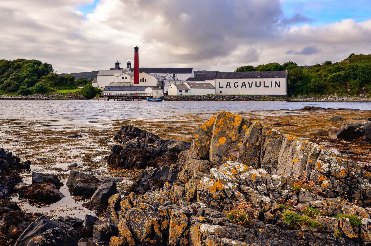 <b>Islas Hébridas Interiores (Escocia)</b>
<br>
<br>Este archipiélago escocés es conocido por su imponente naturaleza y allí se producen algunos de los mejores whiskys de malta del mundo. Nuevas iniciativas energéticas están impulsando a que las destilerías, dependientes de los combustibles fósiles, sean más ecológicas. 
<br>
<br>La destilería Bruichladdich, fundada en 1881, comenzará pronto a utilizar combustible de hidrógeno y su caldera de cero emisiones será la primera de ese tipo en Reino Unido. También hay planes para que a partir de 2023 nuevas turbinas eólicas submarinas alimenten otras empresas de este tipo.
<br>