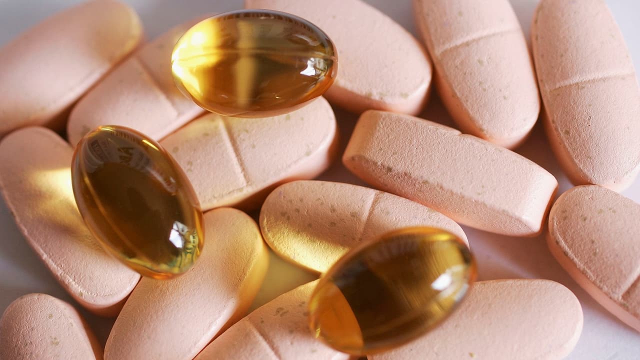 <b>Confías en los suplementos dietéticos</b>. La Clínica Cleveland estudió el aceite de pescado, el ajo, la canela, la cúrcuma, los esteroles vegetales y el arroz de levadura roja y concluyó que ninguno de estos suplementos dietéticos que se comercializan para mejorar la salud del corazón redujo el colesterol malo. "No hacen nada para mejorar su salud cardíaca y en algunos casos podrían ser dañinos", explicó el doctor Luke Laffin, uno de los autores de la investigación.
<b> Lee aquí más información sobre <a href="https://www.univision.com/noticias/salud/aceite-de-pescado-curcuma-suplementos-dieteticos-populares-no-sirven-reducir-colesterol" target="_blank">el estudio de los suplementos dietéticos para reducir el colesterol. </a></b>