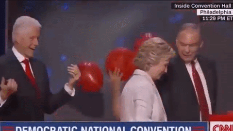 Bill Clinton por unos instantes perdió la cordura, dejó de lado su papel de presidente y jugó como niño con los enormes globos que cayeron del cielo el día en el que Hillary Clinton se hizo oficialmente la candidata del partido demócrata. Su cara, su manera de patear con pericia los globos y sus juegos con el público quedaron consignados para el prontuario de sucesos extraños de estas elecciones.