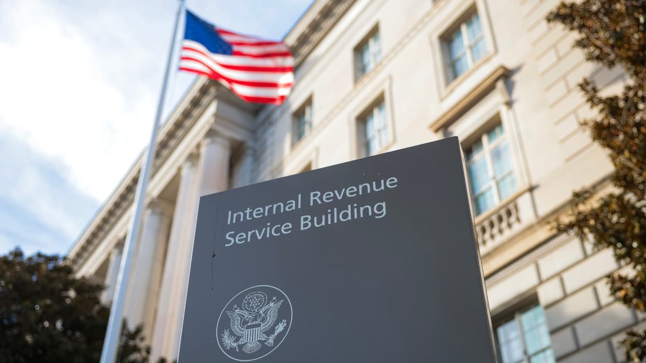 IRS considera eliminar sus servicios en español y otros idiomas que no sean en inglés