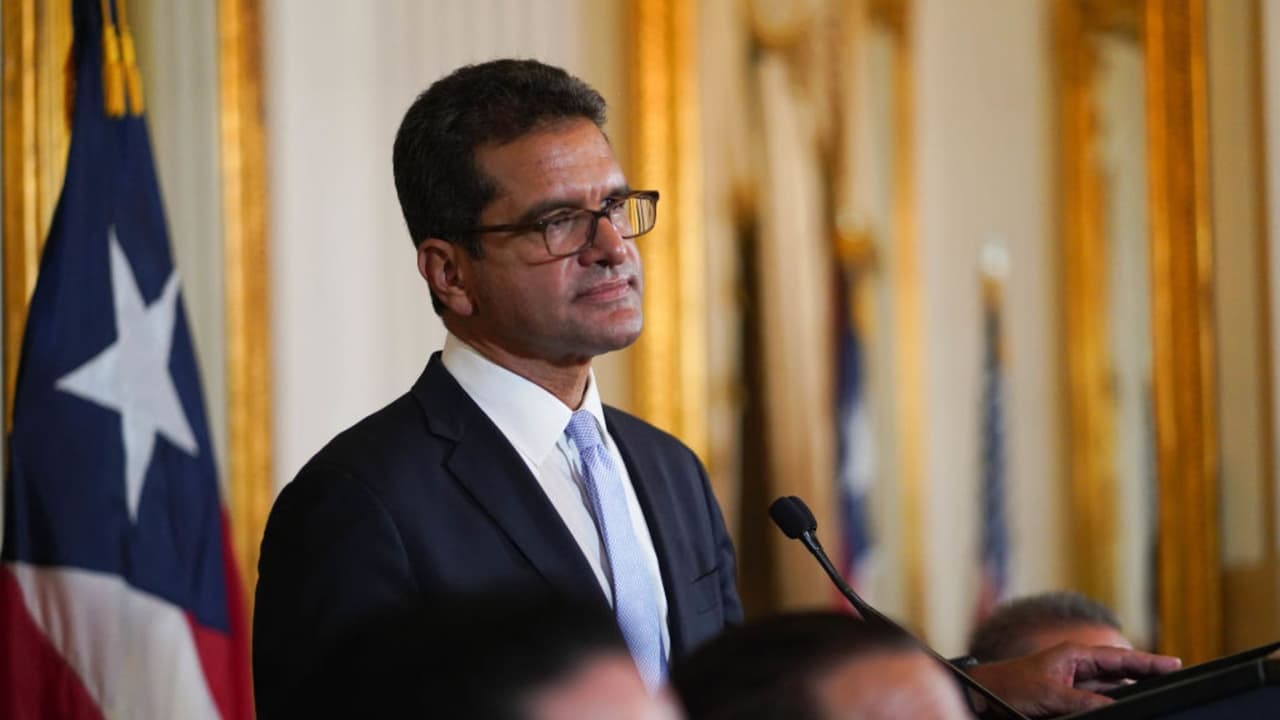 Sin embargo, la líder estadista no estaba conforme con la forma en que se administraba la isla, por lo que 
<b><a href="https://www.univision.com/local/puerto-rico-wlii/politica-puerto-rico/elecciones-en-estados-unidos-2024/bad-bunny-choca-contra-jenniffer-gonzalez-pnp-lucha-cambio-gobierno-puerto-rico" target="_blank">retó a Pierluisi, quitándole la posibilidad de aspirar a la reelección</a></b>. González afirmó en su campaña por la gobernación que sería "el cambio" que los puertorriqueños quieren ver, con un "gobierno que responda".