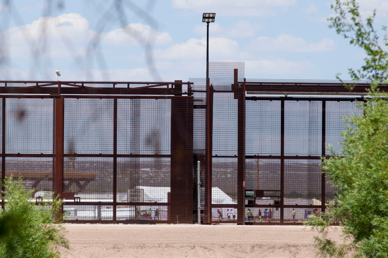 La política de ‘tolerancia cero’ fue anunciada a principios de abril por el fiscal general Jeff Sessions y ha sido fuertemente criticada por la oposición demócrata, 
<a href="https://www.univision.com/noticias/deportaciones/jueces-de-inmigracion-advierten-que-la-tolerancia-cero-en-la-frontera-tendra-consecuencias-tremendas" target="_blank">jueces de inmigración</a>, republicanos moderados en ambas cámaras del Congreso, religiosos, abogados, grupos de derechos humanos y organizaciones que defienden los derechos de los inmigrantes.