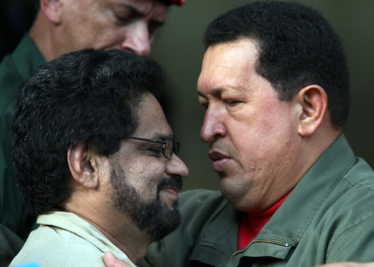 <b>Una reunión para la mediación en Venezuela.</b> Iván Márquez se reunió en Caracas con el presidente venezolano Hugo Chávez, en noviembre de 2007. El gobierno chavista fungió de mediador (accidentado por las múltiples disputas con Álvaro Uribe) para la liberación de algunos secuestrados.