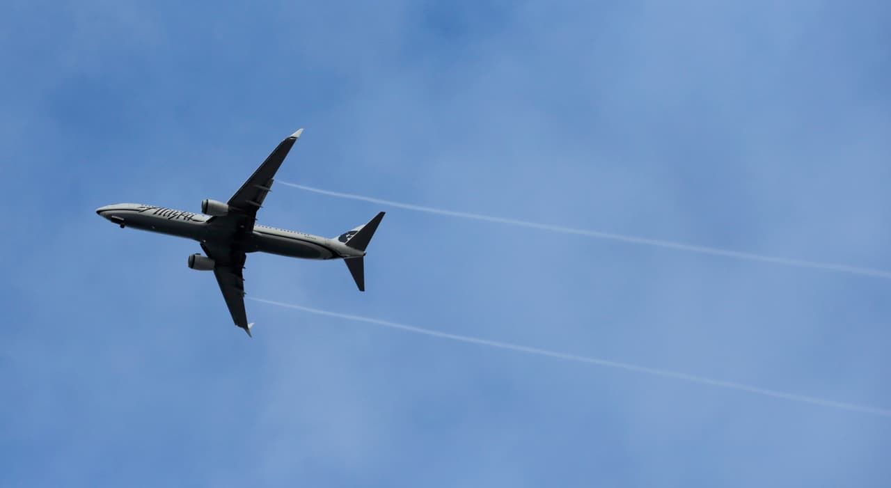 Piloto fuera de servicio intentó apagar los motores de un avión de Alaska Airlines en pleno vuelo