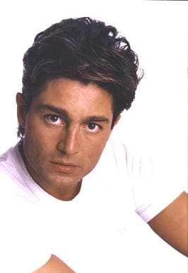Vale la pena recordar que Fernando Colunga también fue parte de las otras dos novelas de la llamada trilogía de las ‘Marías’, aunque con papeles secundarios. En ‘Marimar’ interpretó a ‘Adrián Rosales’ y en ‘María Mercedes’, a ‘Chicho’.