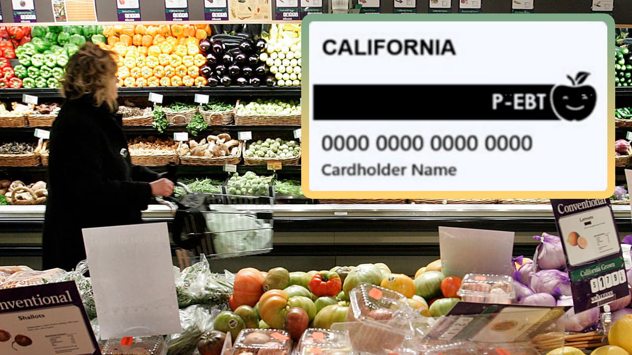 Las familias o individuos reciben una tarjeta de débito con la que podrán comprar alimentos en supermercados que forman parte del programa.