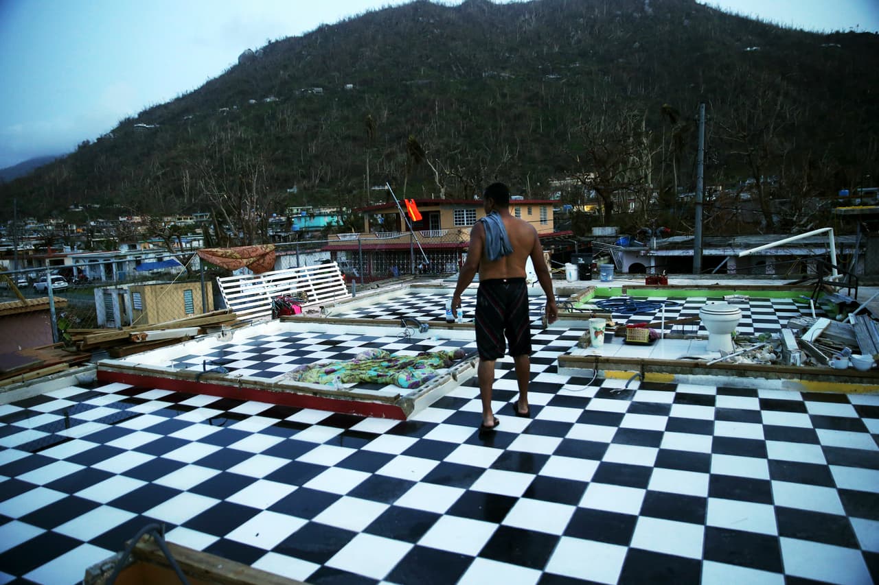 Néstor Serrano camina en la planta superior de su casa en Yabucoa, Puerto Rico, que se quedó totalmente al descubierto y sin paredes. G