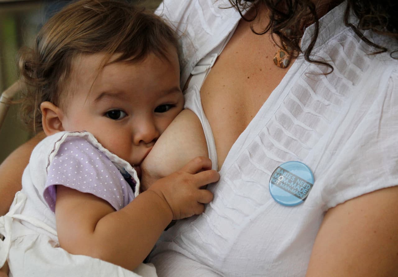 La leche materna es el único alimento que un niño necesita durante sus primeros seis meses de vida. Los expertos consideran que es la primera inmunización del bebé.